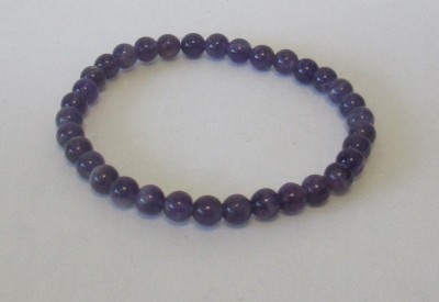 Pulseira de contas roxas translúcidas sobre fundo branco