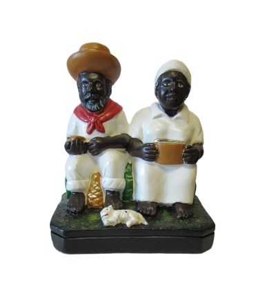 Estatueta decorativa de casal tradicional sentados com gato branco