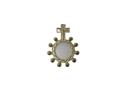Pendente dourado com círculo branco e cruz no topo