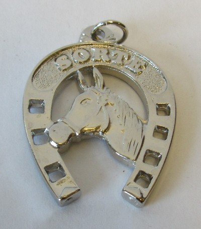 Pingente prateado de ferradura com cabeça de cavalo e palavra 'SORTE'