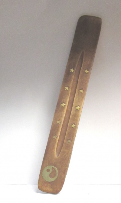 Incensário de madeira com estrelas metálicas e símbolo yin-yang
