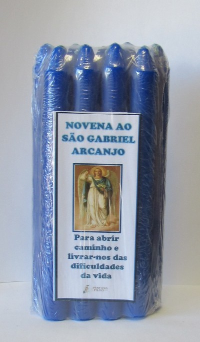 Pacote de velas azuis com etiqueta religiosa de São Gabriel Arcanjo