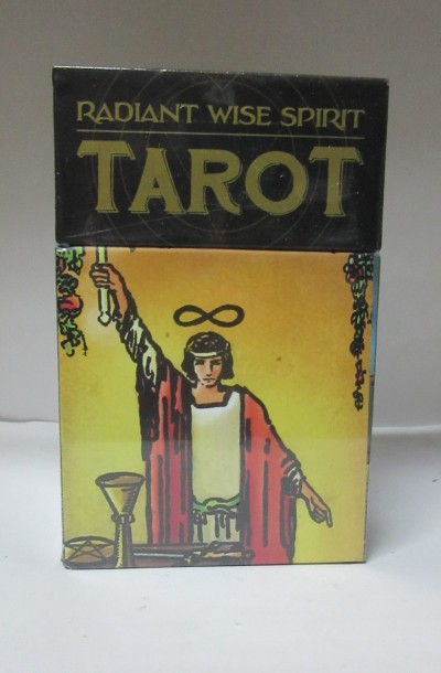 Caixa do baralho Radiant Wise Spirit Tarot com ilustração de figura masculina com túnica vermelha e branca