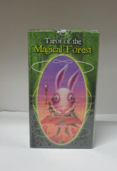 Caixa de baralho de tarot 'Tarot of the Magical Forest' com personagem rosa e fundo verde