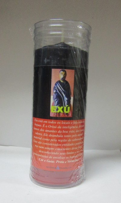 Vela preta em copo de vidro com rótulo do Exú e texto em português