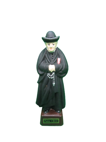 Estatueta de padre em resina com hábito preto, chapéu e terço, base com placa 'Padre CRUZ'