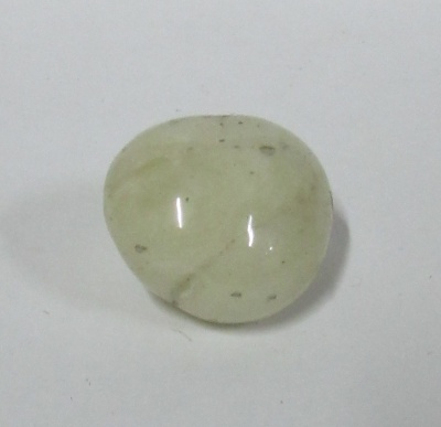 Pedra polida esbranquiçada com manchas em fundo branco