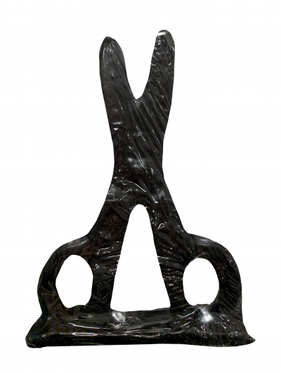 Escultura abstrata negra com textura brilhante.