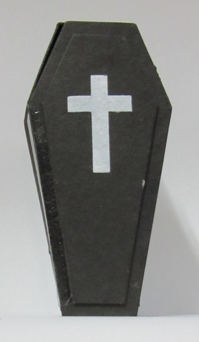 Caixão preto com cruz branca.