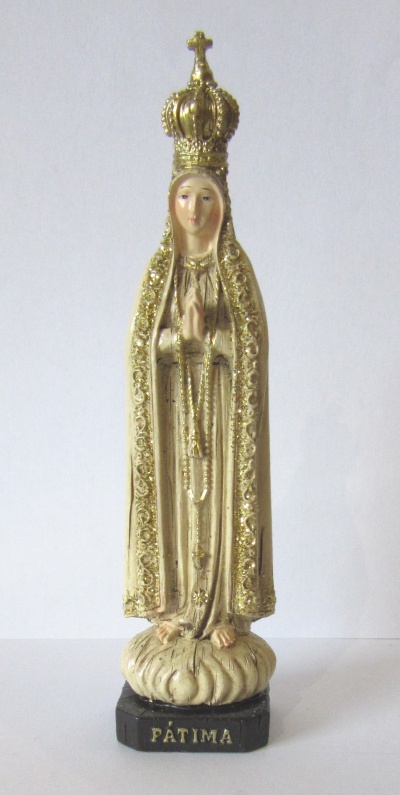 Estátua da Virgem de Fátima com detalhes dourados e base preta com nome.