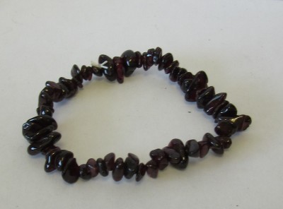 Pulseira de pedras castanha escura sobre fundo branco