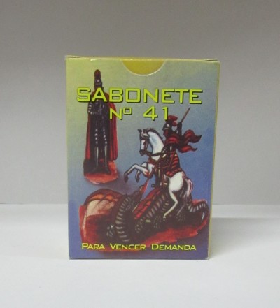 Caixa de sabonete com cavaleiro e texto em português