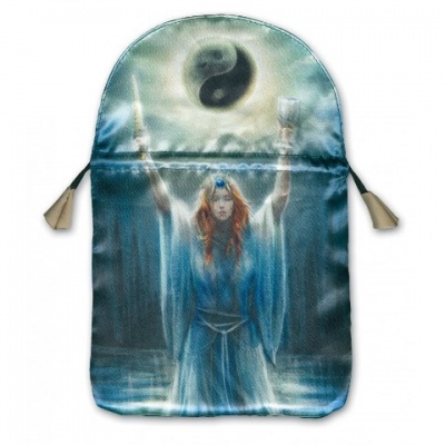 Saco de tecido azul com estampa de figura feminina e símbolo yin-yang.