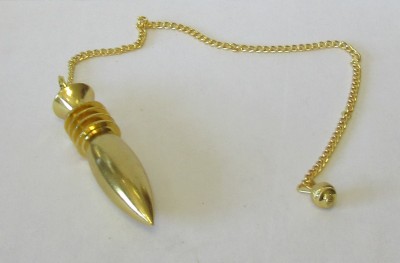 Pêndulo dourado com corrente fina sobre fundo branco