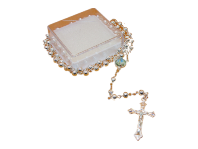 Colar em forma de rosário com contas peroladas e cruz dourada