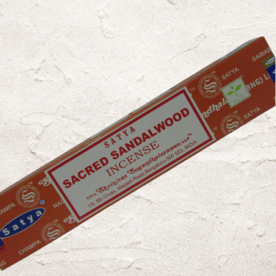 Caixa de incenso SATYA Sacred Sandalwood em fundo branco texturizado