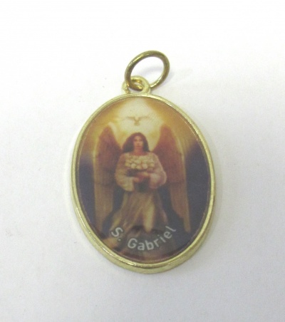 Medalha oval dourada com imagem de anjo e texto S. Gabriel