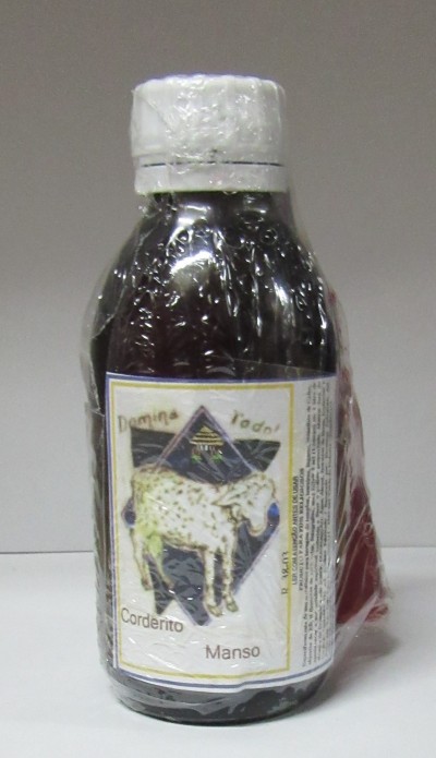 Garrafa de vidro com rótulo de cordeiro e texto Domina Todos, Corderito Manso