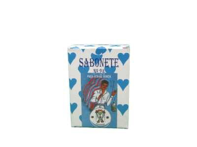 Caixa de sabonete com padrão de corações azuis e etiqueta azul frontal com texto e figura masculina