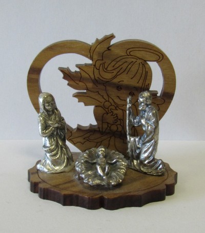 Presépio pequeno com figuras metálicas e base em madeira com recorte de anjo