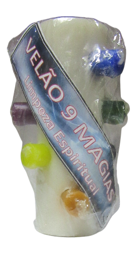 Vela branca cônica com pedras coloridas e etiqueta 'VELÃO 9 MAGIAS Limpeza Espiritual'