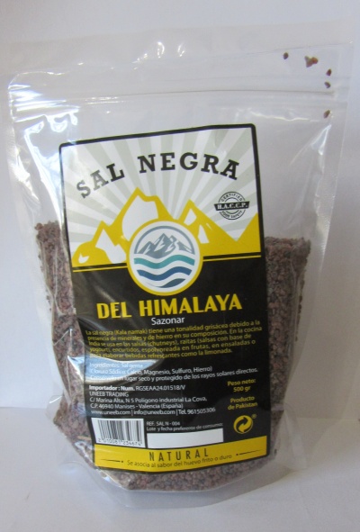 Pacote de Sal Negra do Himalaia com embalagem plástica transparente e etiqueta amarela e preta