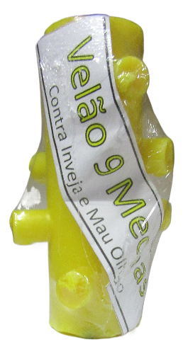 Vela amarela com rótulo indicando proteção contra inveja e mau olhado