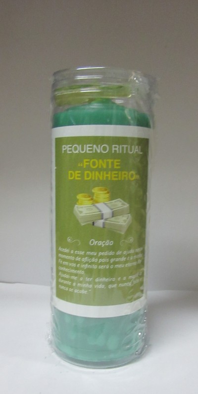 Vela verde em vidro com etiqueta PEQUENO RITUAL FONTE DE DINHEIRO e imagem de dinheiro