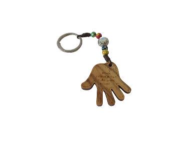 Porta-chaves de madeira em forma de mão com contas coloridas e corrente metálica.