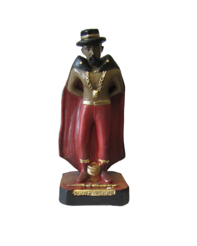 Estátua resinada de homem com capa vermelha e chapéu preto