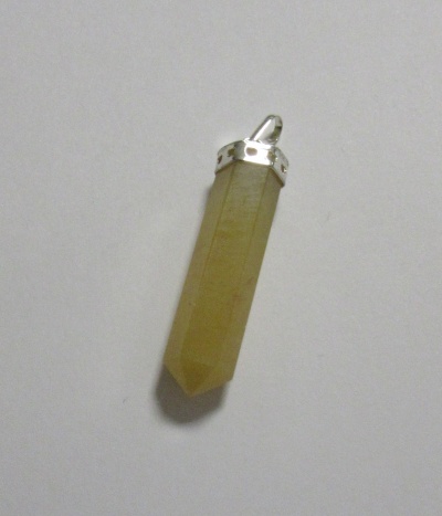 Pingente hexagonal de pedra amarela com acabamento metálico prateado