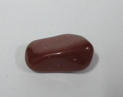 Pedra polida castanha avermelhada sobre fundo branco