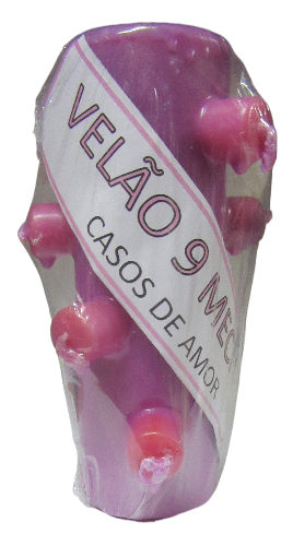 Vela rosa com nós e rótulo 'VELÃO 9 ME CASOS DE AMOR' embalada em plástico.