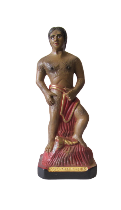 Estátua de homem nu com cinto vermelho e base vermelha e dourada