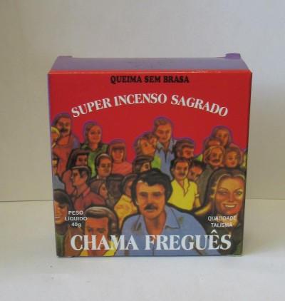 Embalagem vermelha com ilustrações de várias pessoas e texto de incenso sagrado