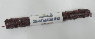 Pacote de salsicha seca com rótulo branco contendo texto Genebra Pratadora nos