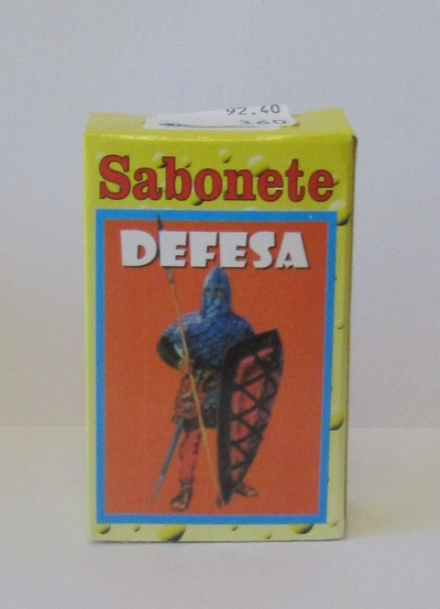 Pacote amarelo de sabonete 'Sabonete DEFESA' com imagem de guerreiro medieval