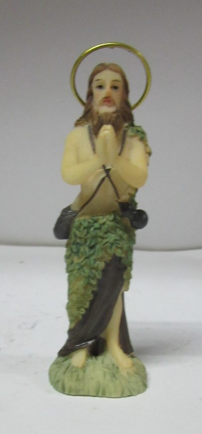Estatueta de São João Batista em resina com vestes verdes e aliança dourada na cabeça