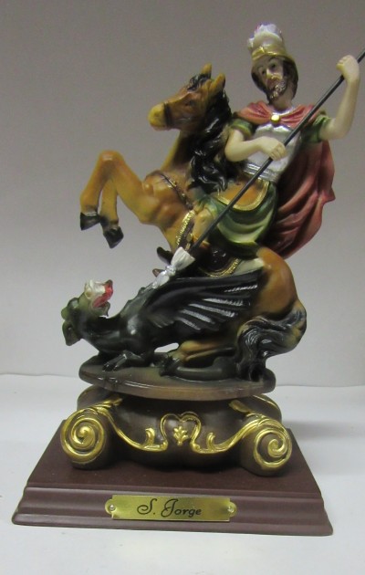 Estátua colorida de São Jorge a lutar contra o dragão