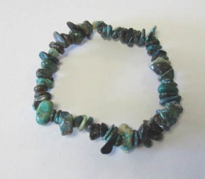 Pulseira de pedras naturais verdes e castanhas sobre fundo branco