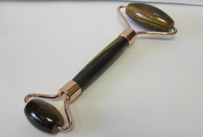 Rolo facial de pedra verde escuro com estrutura metálica dourada