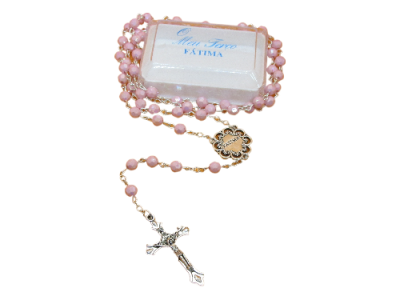 Terço rosa claro com cruz prateada e caixa branca com texto azul