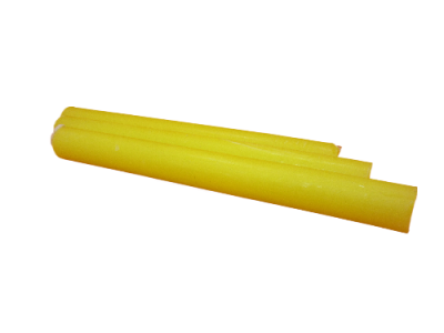 Quatro paus amarelos lisos sobre fundo branco