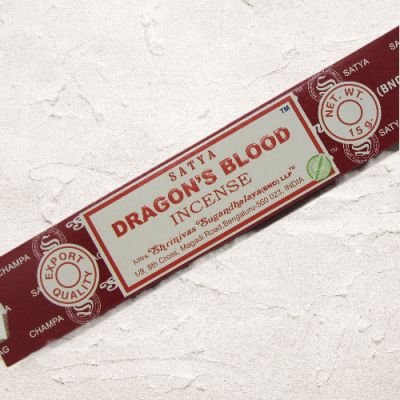 Pacote de incenso Dragon's Blood Satya, design bordô e branco com texto detalhado.