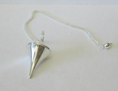 Pêndulo de metal prateado cónico com corrente fina e esfera na extremidade