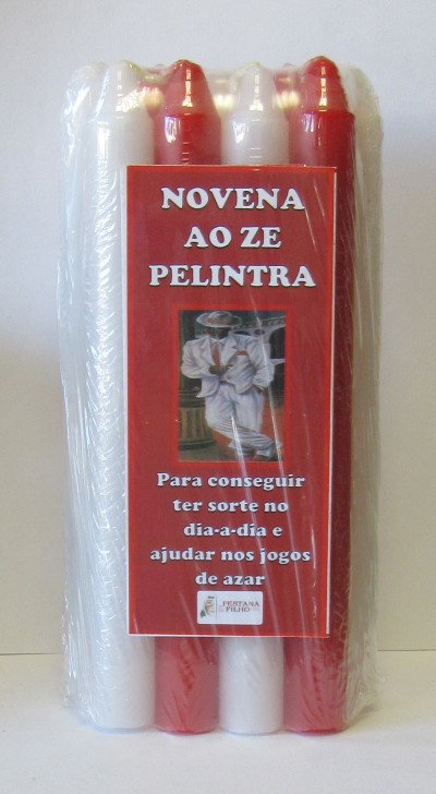 Pacote de velas vermelhas e brancas com rótulo vermelho e imagem de figura vestida de branco.