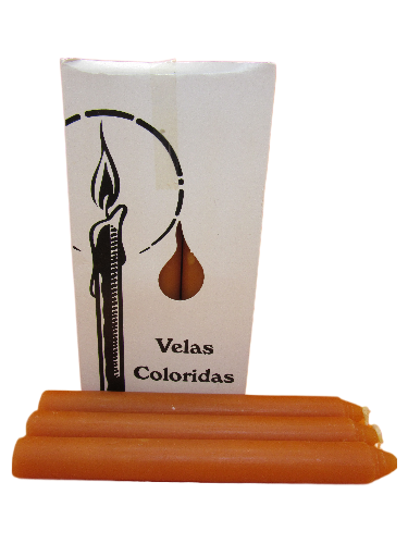 Caixa branca de velas coloridas com quatro velas castanhas