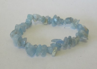 Pulseira de pedras azuis claras irregulares sobre fundo branco