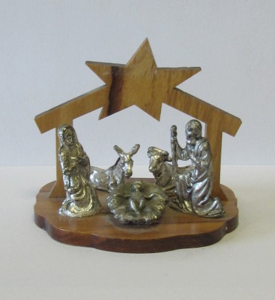 Presépio decorativo em madeira e figuras metálicas prateadas