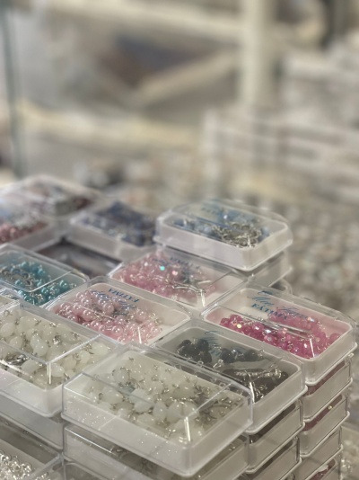 Caixas plásticas com contas coloridas empilhadas